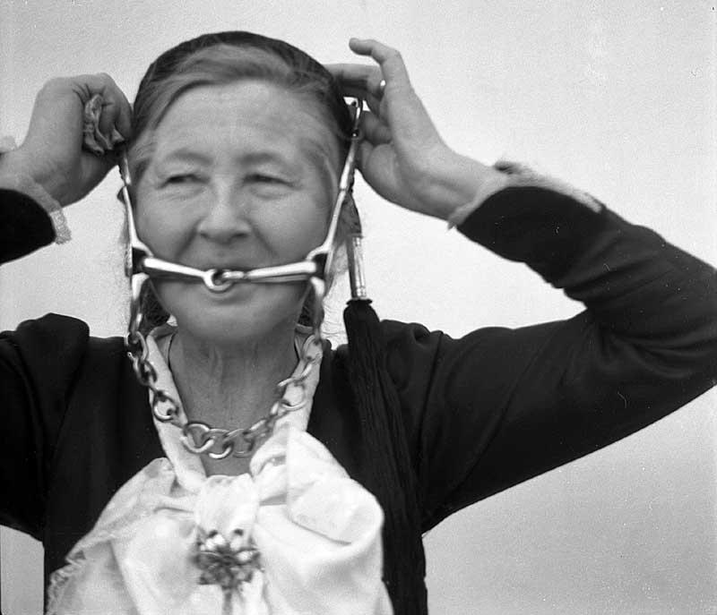 Bregður hún beisli undan svuntu sinni og leggur við dreng og ríður gandreið