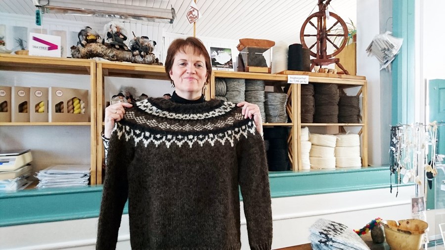 Margrét með eina lopapeysu í Gömlu Þingborg þar sem Þingborgarkon­urnar eru með vinnuaðstöðu og ­verslun. Reiknað er með mikilli þátttöku í lopapeysusamkeppninni.