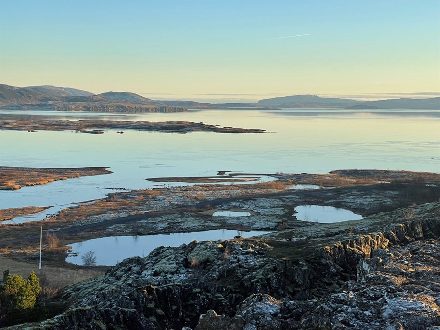 Þingvallavatn er á heimsminjaskrá UNESCO. Sigrún segir að það besta sem sumarbústaðaeigendur geti gert núna sé að kynna sér hvernig fráveitan hjá þeim er, skrá upplýsingarnar og hafa samband ef þeir eru í óvissu. Það sé nauðsynlegt að hafa alltaf samband við viðeigandi heilbrigðiseftirlit áður en farið er í úrbætur eða breytingar á fráveitu. Starfsfólk vilji frekar svara spurningum snemma í ferlinu fremur en að fólk fari í framkvæmdir sem reynast svo ekki réttar fyrir svæðið.