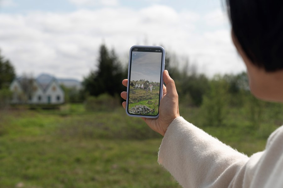 Á Þingvöllum geta gestir fylgst með Alþingi árið 1000 með aðstoð símans. 