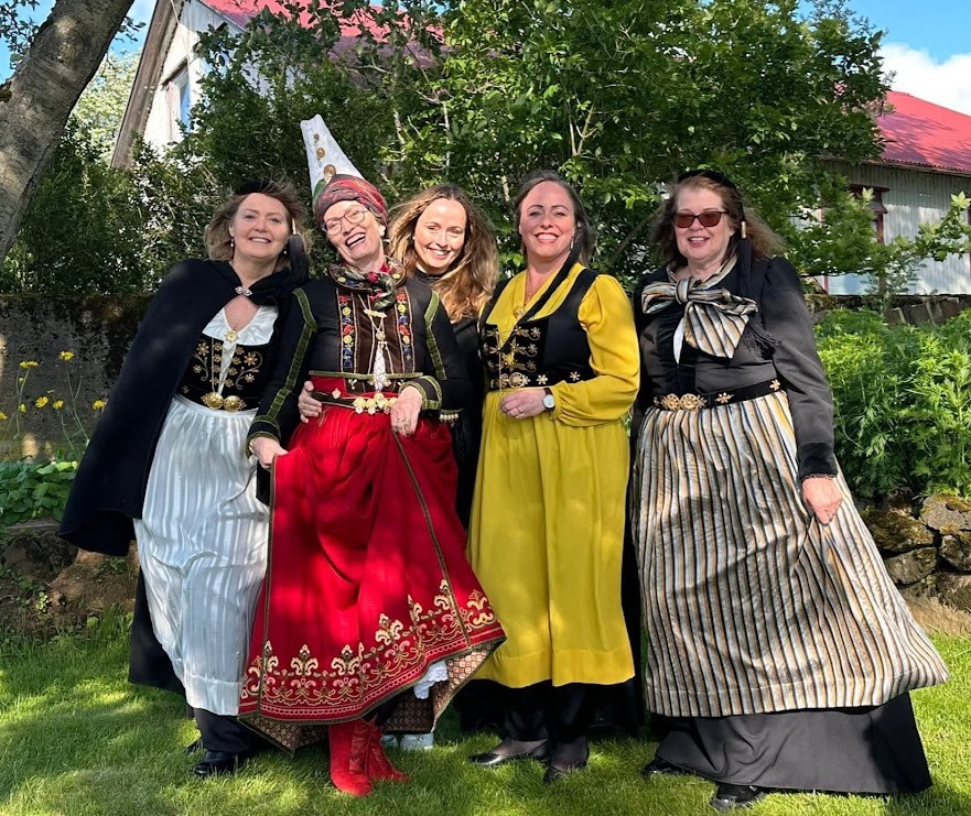 Uppáklæddar í þjóðbúning, frá vinstri: Elísabet Eðvarð Rafnsdóttir, Eyrún Olsen, Kolbrún Ýr Gísladóttir, Guðlaug Sigmundsdóttir og Valdís Jónsdóttir. Þær eru í upphlut, faldbúningi og peysufötum. 