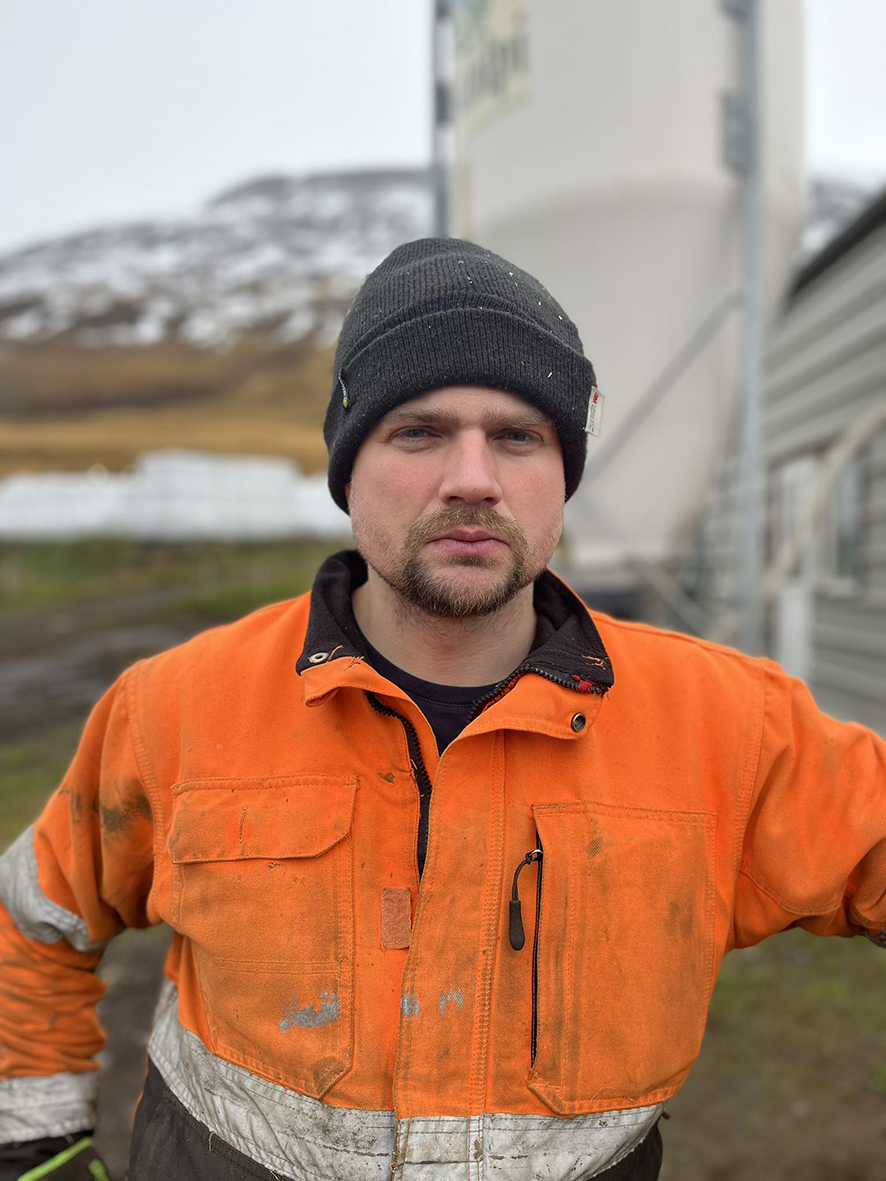 Allt sem gæti farið í laun fer í að borga vexti