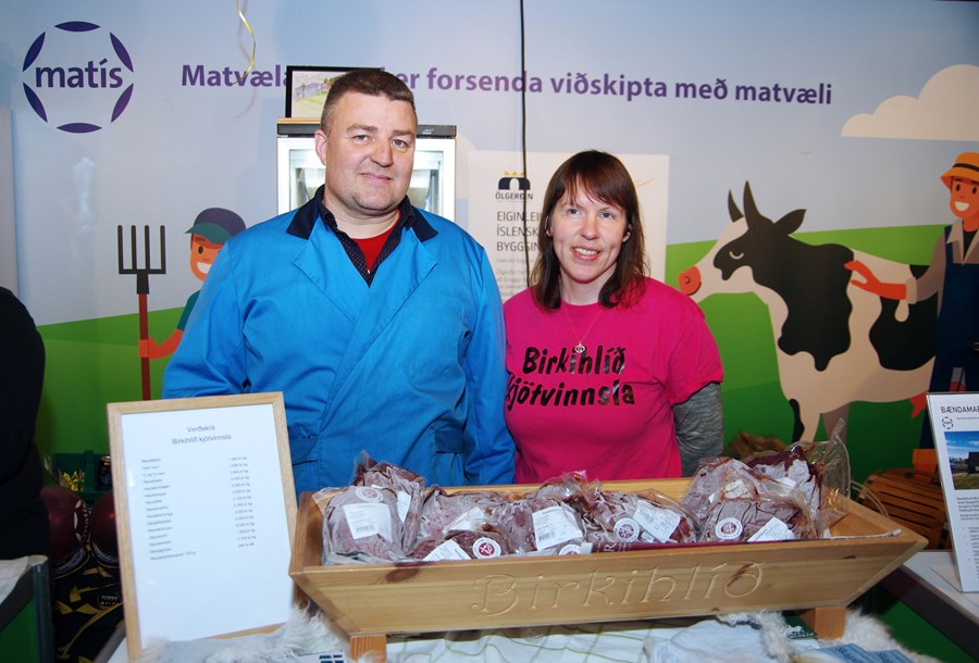 Þröstur Heiðar Erlingsson og Ragnheiður Lára Brynjólfsdóttir, bændur í Birkihlíð í Skagafirði, kynntu eigin framleiðslu á bás Matís á Íslenskum landbúnaði í Laugardalshöllinni í október 2018.