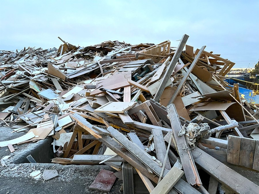 Talið er að allt að 95 þúsund rúmmetrum timburs sé hent á Íslandi á ári hverju. Nýsköpunarfyrirtækið Timber recycling mun endurvinna timburúrgang og umbreyta í timbureiningar fyrir byggingariðnað.