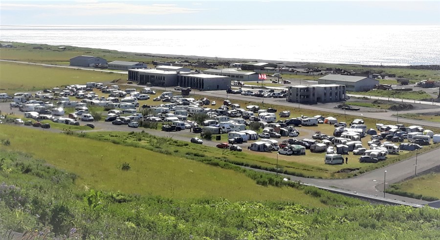 Tjaldsvæðið í Vík í Mýrdal var þétt setið og stutt á milli tjalda og vagna.