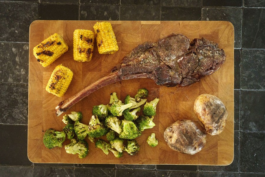 Grilluð indíánaaxar-steik með grilluðum kartöflum, grilluðum maís og grilluðu spergilkáli.