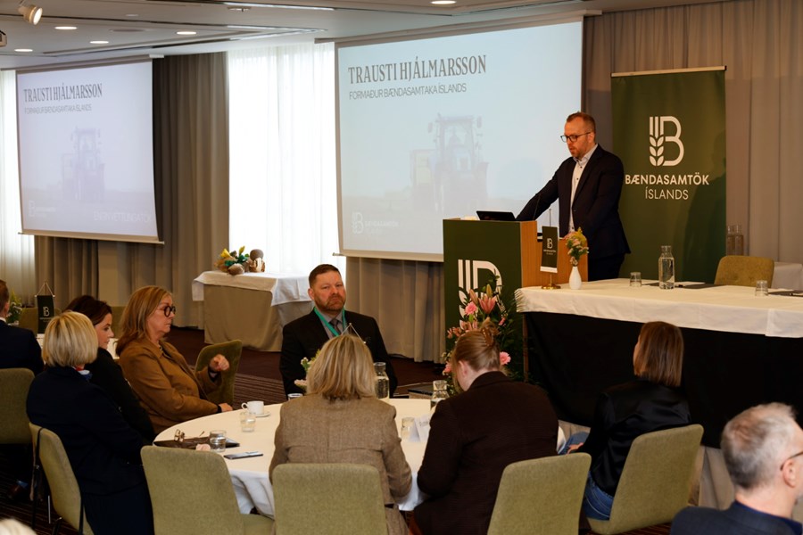 Trausti Hjálmarsson formaður Bændasamtakanna setur Búnaðarþing.