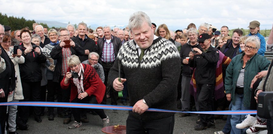 Sigurður Ingi Jóhannsson landbúnaðarráðherra var vígalegur með klippurnar þegar hann klippti á borðann og vígði þar með formlega nýju réttirnar að viðstöddu fjölmenni.