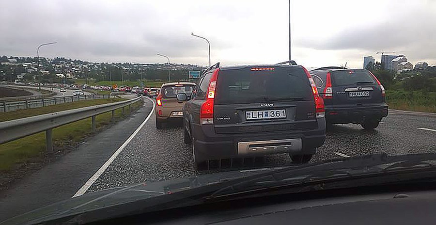 Algeng sýn úr morgunumferð á höfuðborgarsvæðinu, umferðin stopp með tilheyrandi töfum og mengun. Þegar slys ber að höndum skiptir miklu máli að sjúkrabílar geti átt greiða leið um vegina. Á höfuðborgarsvæðinu teppist umferðin reglulega vegna þess að vegam