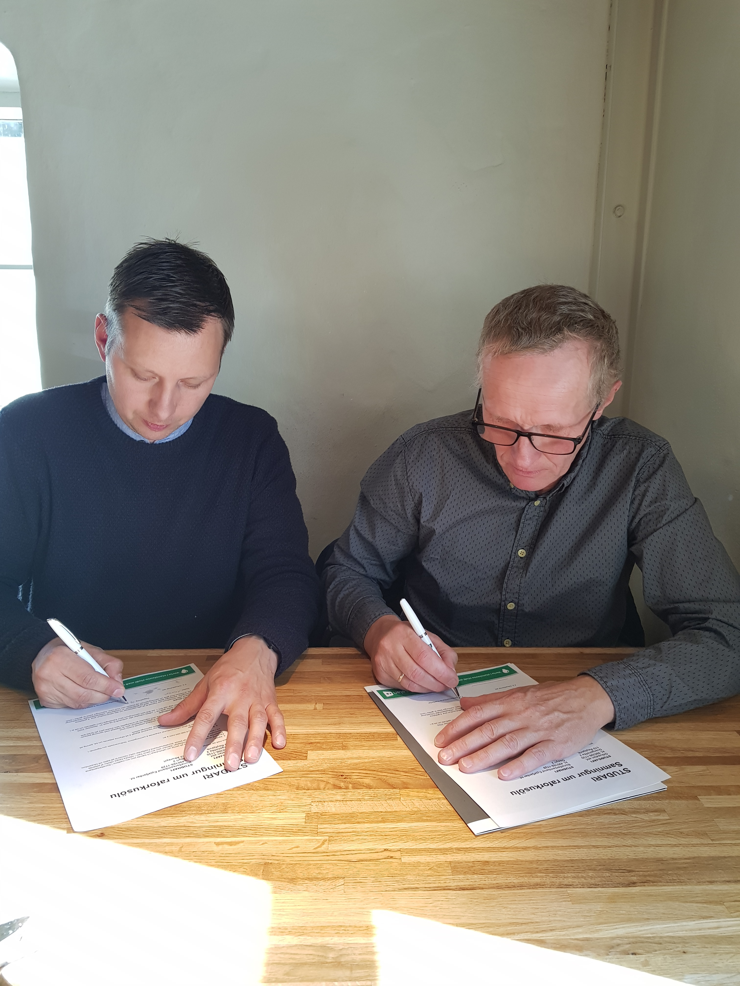 Rafmagnið lækkar um 10 til 12 milljónir í kjölfar útboðs