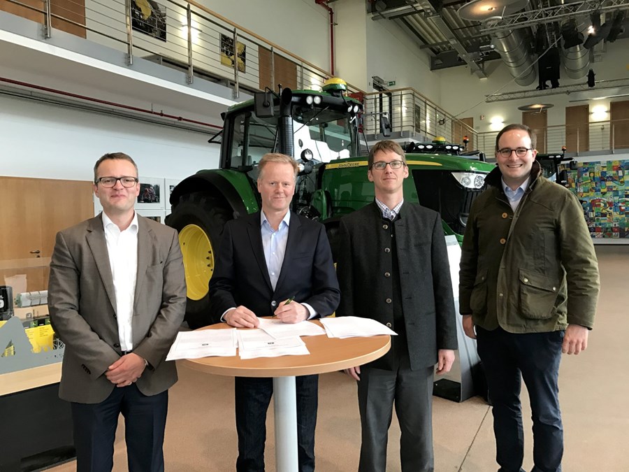 Nokkra yfirmenn John Deere í Evrópu. Annar frá vinstri er Gísli V. Guðlaugsson, framkvæmdastjóri Íslyft, nýbúinn að skrifa undir samninginn við John Deere.