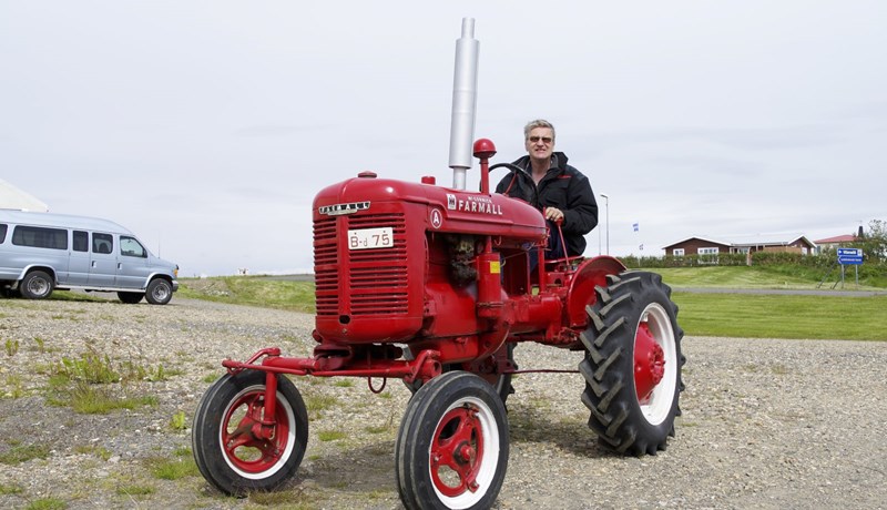Á 70 ára gömlum Farmall frá Reykhólum