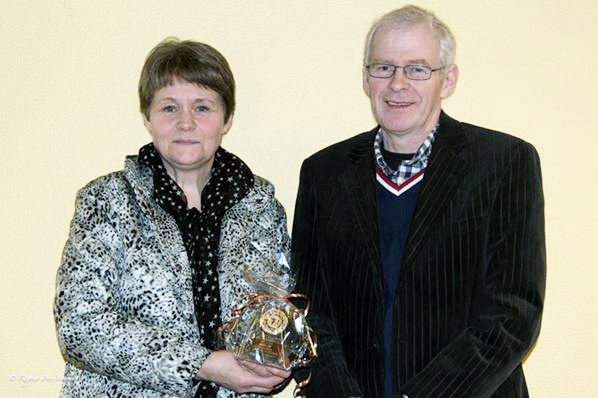 Unnur og Flosi eru með verðlaunagripinn fyrir hæst dæmdu kúna, Báru frá Hrafnsstöðum.