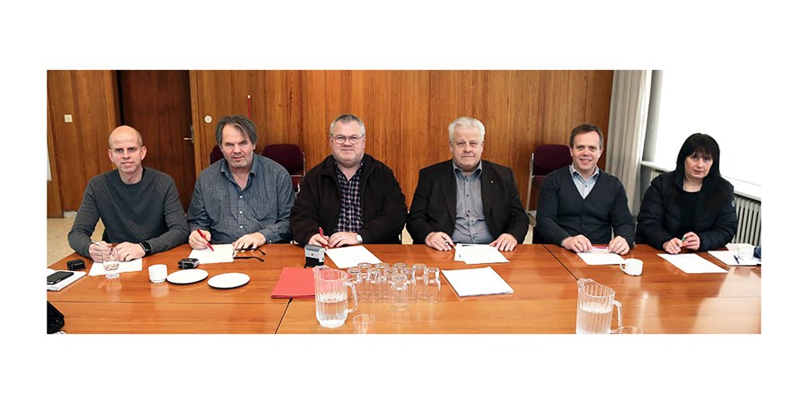 Skrifað undir samstarfssamninginn. Á myndinni eru f.v. Ragnar Magnússon, oddviti Hrunamannahrepps, Skafti Bjarnason, oddviti Skeiða- og Gnúpverjahrepps, Árni Eiríksson, oddviti Flóahrepps, Sveinn Runólfsson, landgræðslustjóri, Helgi Kjartansson, oddviti B