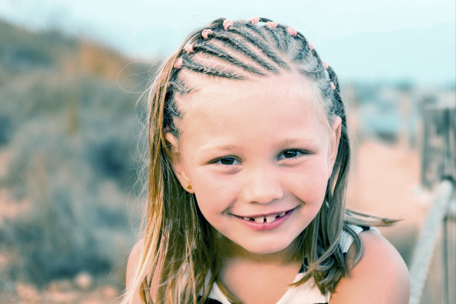 Úðaði heilum brúsa af fjólubláu í hárið