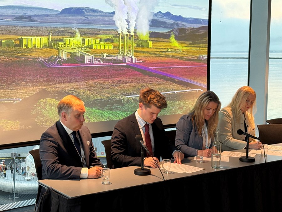 Bjarni Pálsson, formaður starfshóps um jarðhitavegvísi, er hér lengst til vinstri við undirritun samstarfsyfirlýsingar vegna IDDP-3 djúpborunarverkefnisins á málstofunni „Superhot Summit“ sem var hluti af nýloknu Hringborði norðurslóðanna. Með honum á mynd eru Jóhann Páll Jóhannsson umhverfis-, orku- og loftslagsráðherra, Hera Grímsdóttir, Orkuveitu Reykjavíkur og Lilja Magnúsdóttir, HS Orku.