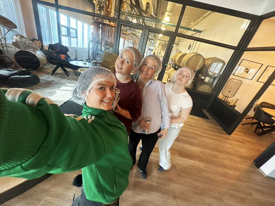 Tekla Ósk Bjarnadóttir, Rebekka Lind Kristinsdóttir, Hafdís Lilja Jónsdóttir og Sólný Helga Sigurðardóttir í heimsókn hjá Ölgerðinni, en samstarf þeirra skilaði kolsýrða góðgerladrykknum Blæ. 