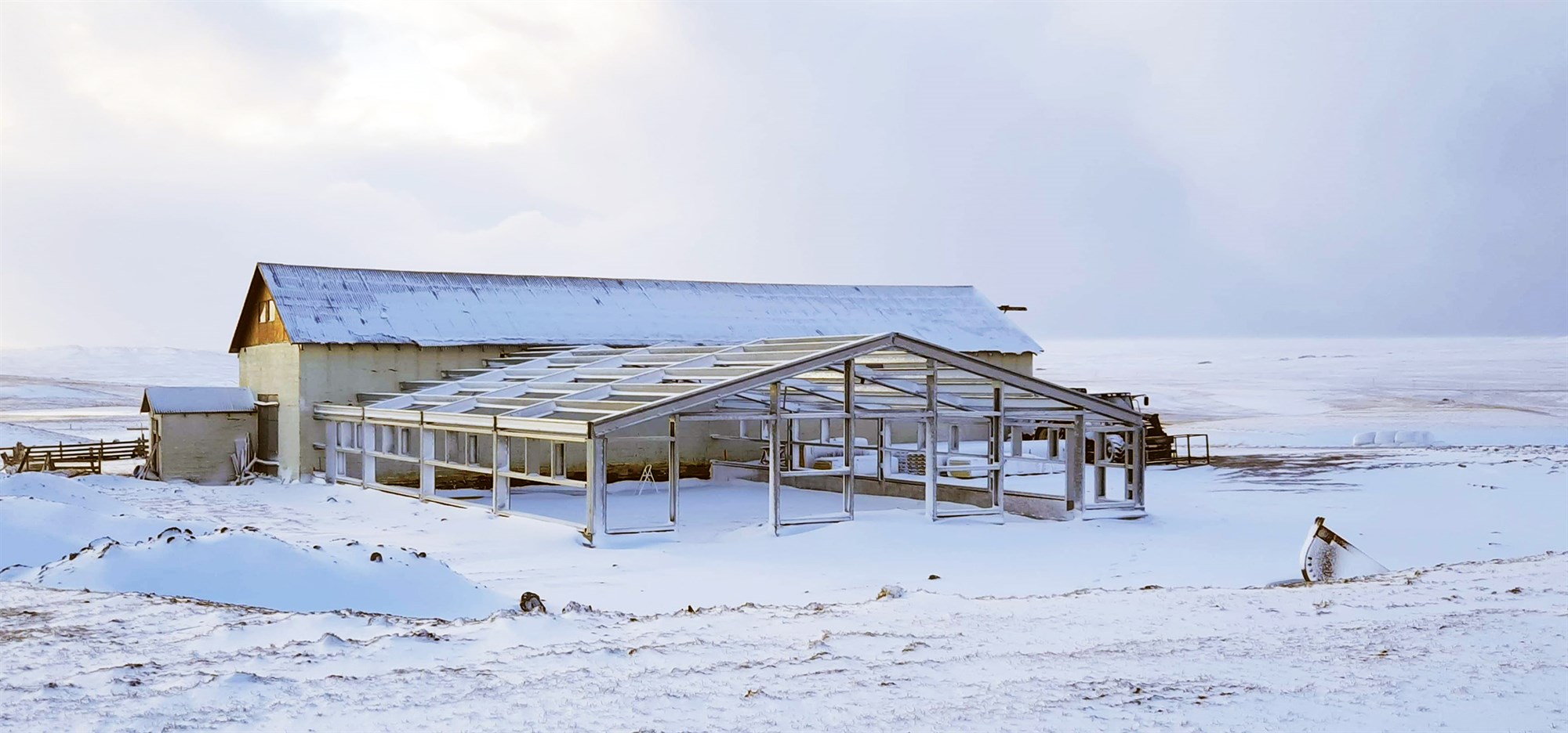Byggja 300 fermetra stálgrindarhús á tveim bæjum til að auka þægindi við sauðburð