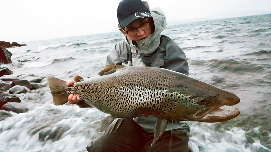 Árni Kristinn Skúlason með flottan urriða úr Þingvallavatni.