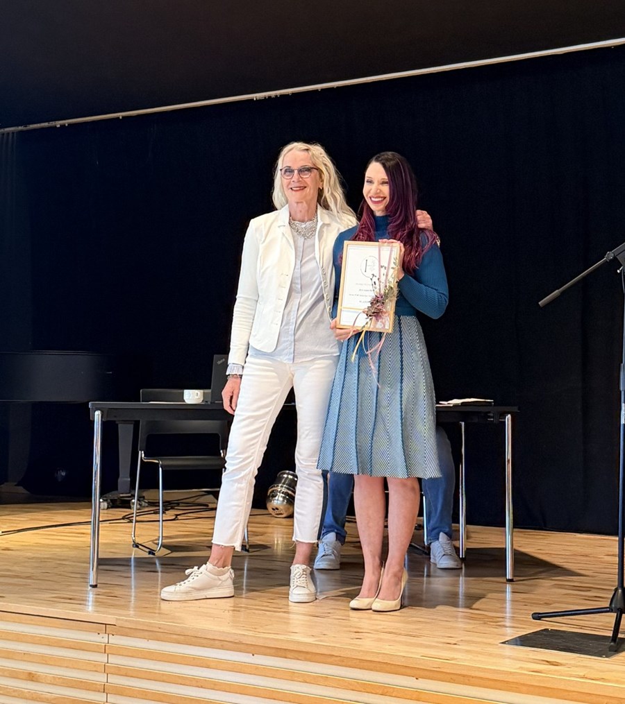 Helga Þorbergsdóttir, móðir Hörpu  Elínar heitinnar í Vík, afhenti styrkinn til Ann Irenu, eina milljón króna.  