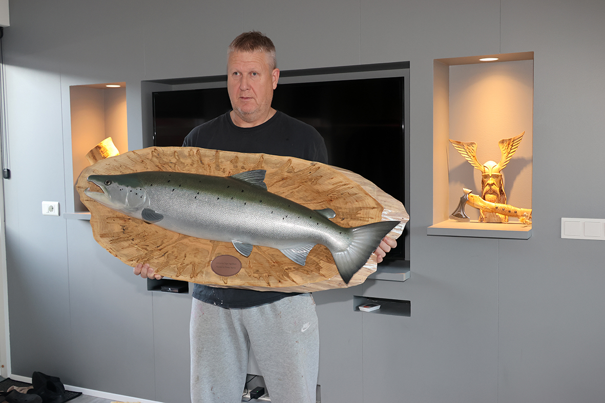 Útskorinn 20 punda lax