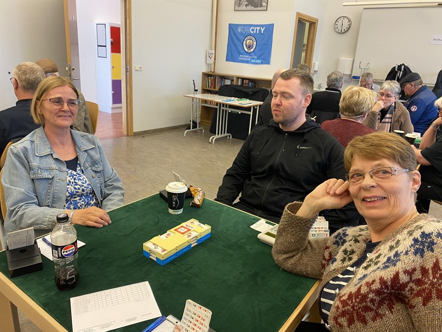 Tryggvi Ingason, sálfræðingur og briddsmeistari að vestan, mátti sín lítils í norður meðan valkyrjurnar í Valdísi náðu framhjáhlaupum og skærabrögðum við briddsborðið líkt og enginn væri morgundagurinn. Ásta Sigurðardóttir og Valgerður Eiríksdóttir voru ánægðar að loknu dagsverkinu á landsmóti UMFÍ.