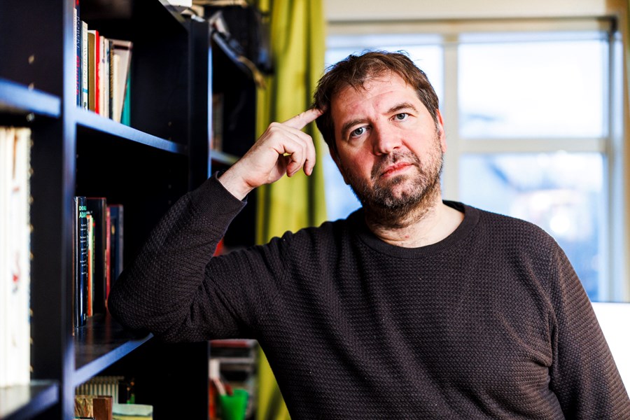 Valur Gunnarsson, rithöfundur og sagnfræðingur, á heimili sínu í Reykjavík. Nýjasta bókin hans er sannsaga sem segir frá leit hans að afdrifum norrænna manna á Grænlandi og kynnum hans af samfélaginu þar.