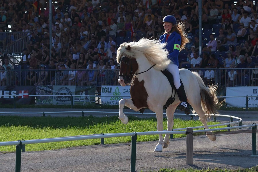 Védís Huld Sigurðardóttir og Ísak frá Þjórsárbakka urðu heimsmeistarar í
tölti og fjórgangi í ungmennaflokki. 