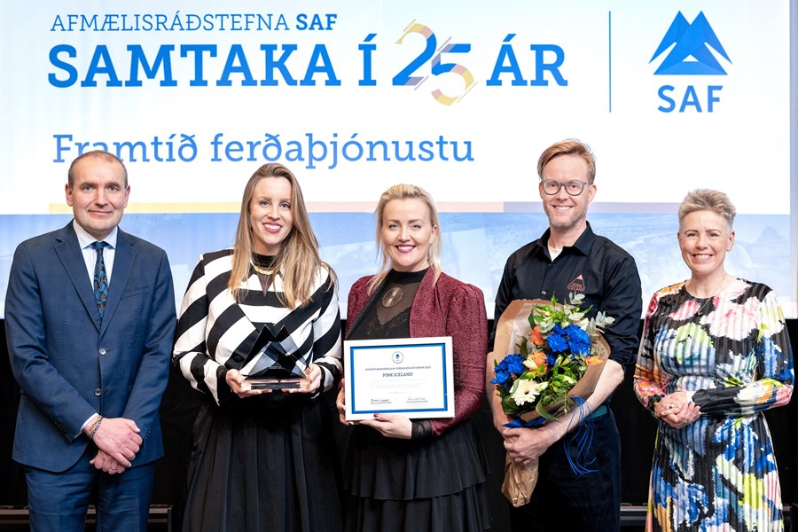 Frá afhendingu Nýsköpunarverðlauna ferðaþjónustunnar fyrir árið 2023. Guðni Th. Jóhannesson, forseti Íslands, og Bjarnheiður Hallsdóttir, formaður SAF, ásamt þeim Birnu Hrönn Guðmundsdóttur, Evu Maríu Þórarinsdóttur Lange og Hannesi Pálssyni, stofnendum og eigendum Pink Iceland.