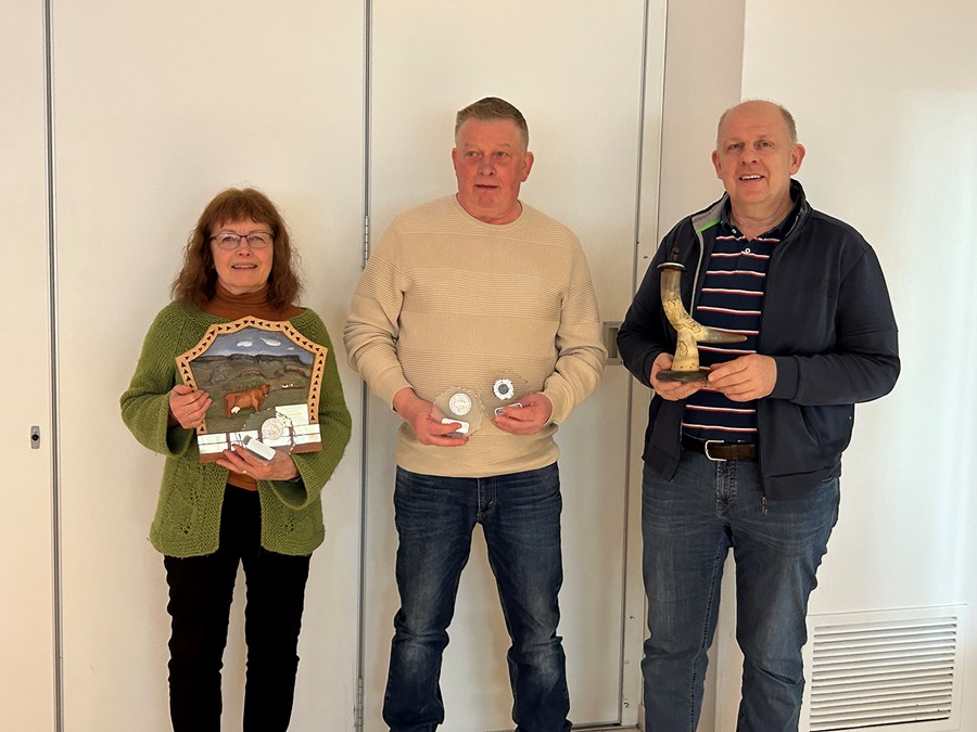 Verðlaunahafarnir með verðlaunagripina. Frá vinstri: Sigríður Jónsdóttir á Fossi, Ólafur Stefánsson í Hrepphólum og Guðmundur Jóhannesson, ráðunautur hjá RML.