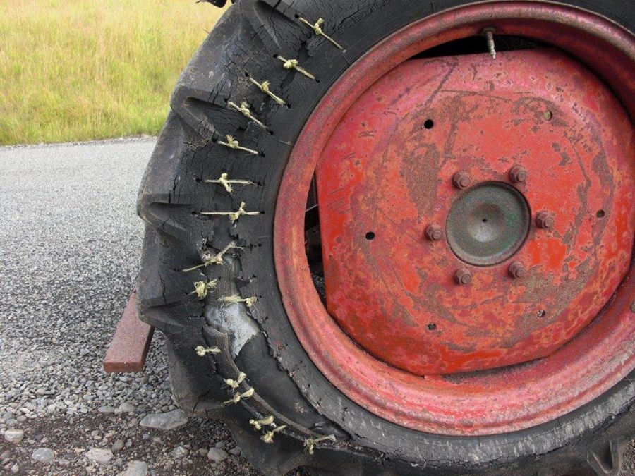 Af öllum viðgerðum ólöstuðum er þessi snilldin ein. Varla stenst þetta dekk þó venjulegar öryggiskröfur.