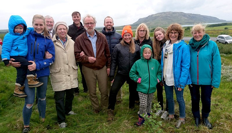 Vigdís Finnbogadóttir plantar í Skálholti