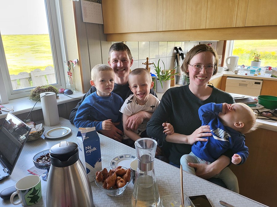 Hér getur að líta fjölskylduna í Víkum, Jón Helgi Sigurgeirsson situr með eldri drengina, Þorstein Helga (t.v.) og Sigurstein Finn, en Karen Helga R. Steinsdóttir með litla Jóhann Liljar.
