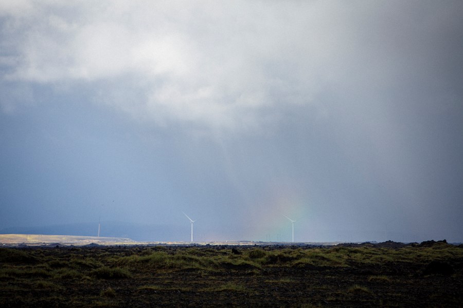 Mikil umsvif eru í Vaðölduveri núna þar sem verið er að reisa orkuver með 28 vindmyllum. Í hæstu stöðu eru þær um 150 metrar að hæð, en til samanburðar má sjá tvö háspennumöstur framan við vindmyllurnar af sömu stærð og algeng er víða um land. 14 vindmyllur verða settar saman í sumar. 
