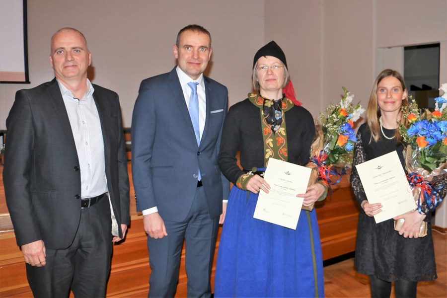 Sigrún Inga (t.h.) og Sigríður, ásamt Sveini Aðalsteinssyni, formanni dómnefndar, og hr. Guðna Th.Jóhannessyni, forseta Íslands.