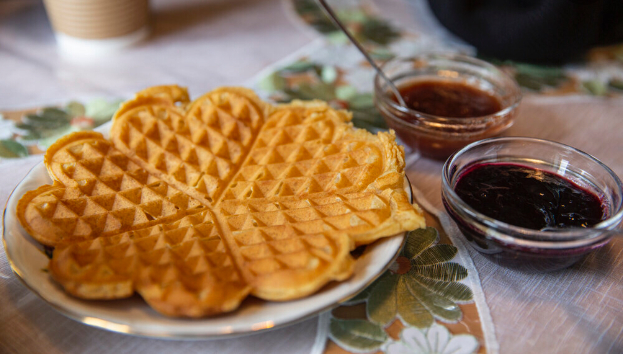 Mynd af vöfflu og sultum.