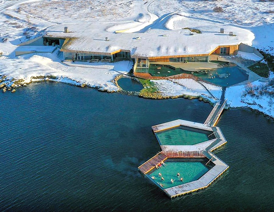 Um 100 þúsund gestir koma í Vök á hverju ári, þar af um 60% erlendir gestir. Baðlónið er staðsett við Urriðavatn sem er aðeins í nokkurra mínútna fjarlægð frá Egilsstöðum.