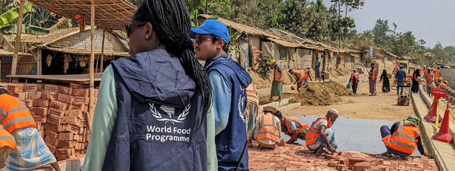 Aðgengi mannúðaraðstoðar, og þar með matvælaaðstoðar, að svæðum í neyð hefur farið versnandi. Hér eru starfsmenn Matvælaaðstoðarinnar í Rohingya-flóttamannabúðunum í Suður-Bangladess, þar sem yfir 920 þúsund Róhingjar frá Mjanmar hafast við. Þetta eru stærstu flóttamannabúðir heims.