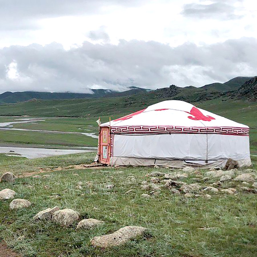 Þótt landslagið minni mikið á íslenska sveit situr þessi yurt í Mongólíu.